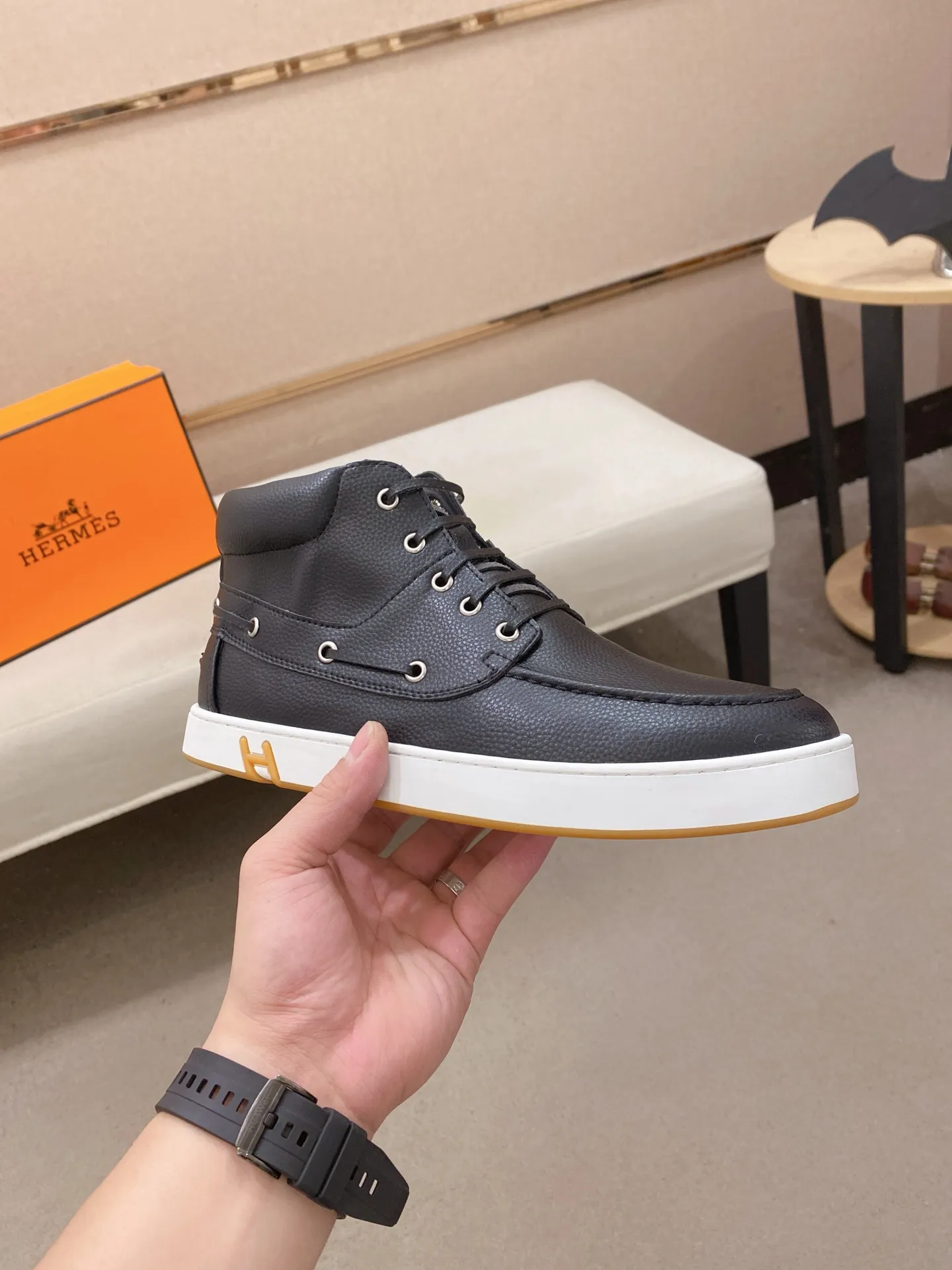 Ex-factory price: 480💰《HERMES》【Classic Original Version】Hermès; Top 🔝 Purchasing Agency 🔍🔍Men's latest high-tops 🇺🇸 available simultaneously at counters, imported from Italy original ▲▲cowhide ▲▲ (high-end, extravagance, class) times) Exquisite workmanship (Italian 🇮🇹Imported water-dyed 🐂cowhide lining) sole: Original sole provided by the original factory, ⚠️exclusive double-layer activity·TPR·rubber·combined molded outsole; super comfortable·wear-resistant·non-slip·environmental protection The real thing is more beautiful if you take the real thing (high quality, follow the order). You can enter and exit the counter at will * Number of yards: 38-44 (45 can be customized and cannot be returned or exchanged)